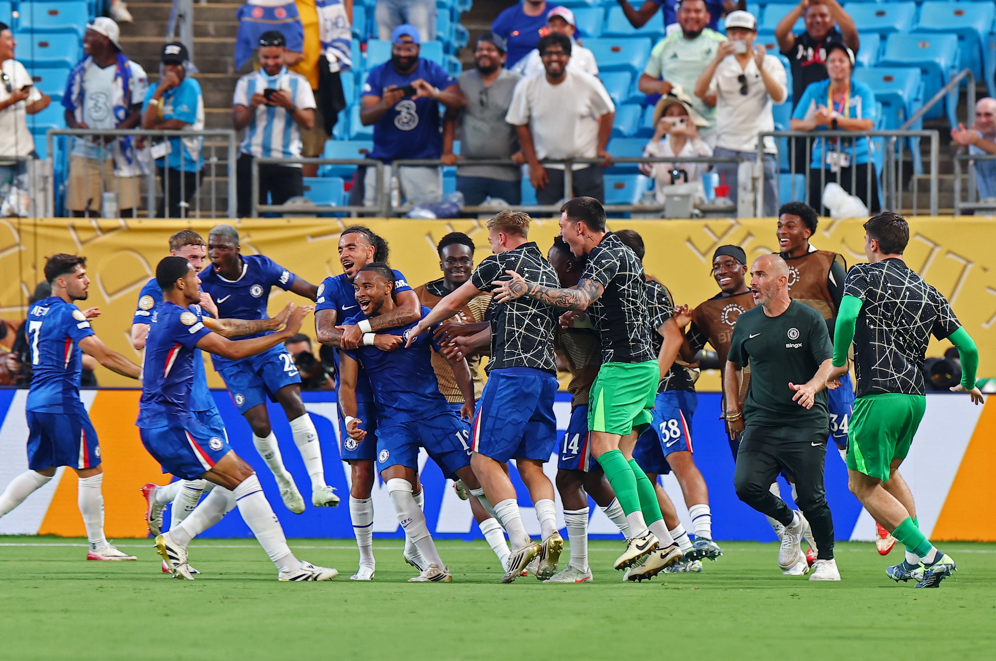 包含切尔西主场战胜埃弗顿，保持不败纪录的词条